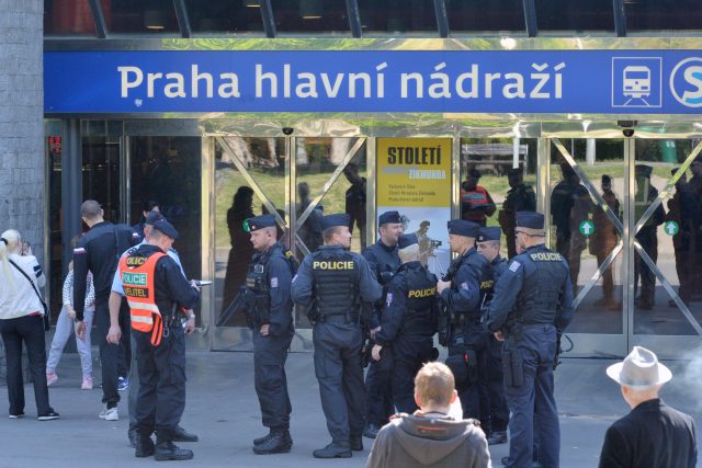 Policisté v úterý evakuovali hlavní nádraží v Praze | foto: ČTK