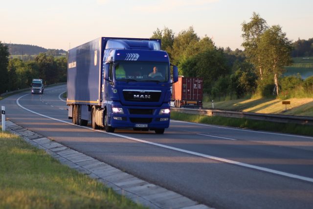 Silnici využívají nákladní auta odbočující ze silnice I/35. | foto: Milan Kopecký,  Český rozhlas,  Český rozhlas