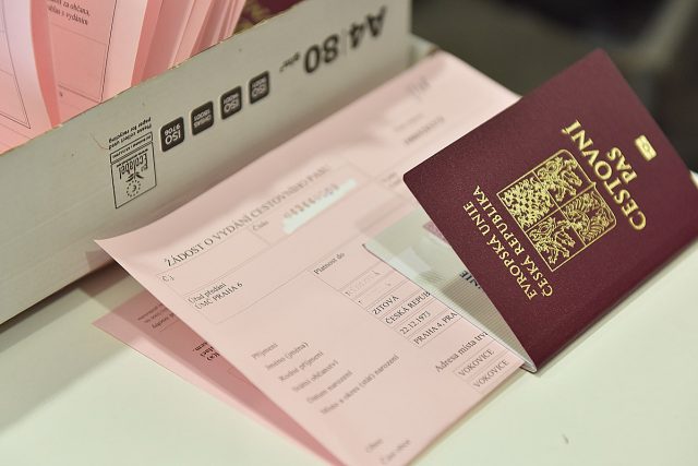 Cestovní pas můžete mít i během 24 hodin,  musíte si ale připlatit | foto: Filip Jandourek,  Český rozhlas