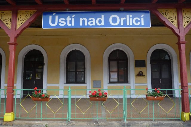 Staré nádraží v Ústí nad Orlicí s novou výzdobou | foto: Martin Kadrman