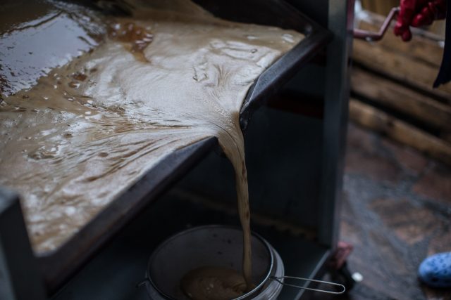 Samotná výroba trvá deset až dvanáct hodin,  protože se vaří na mírném plameni | foto: Zdeňka Kabourková