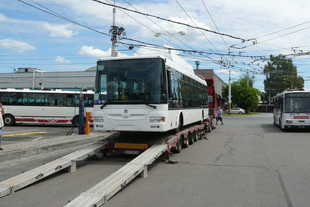 Nový trolejbus sjíždí z návěsu v Pardubicích | foto:  Dopravní podnik Města Pardubic