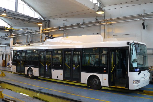 Čtyrdveřový trolejbus v hale údržby těsně po dodání do Pardubic | foto:  Dopravní podnik Města Pardubic