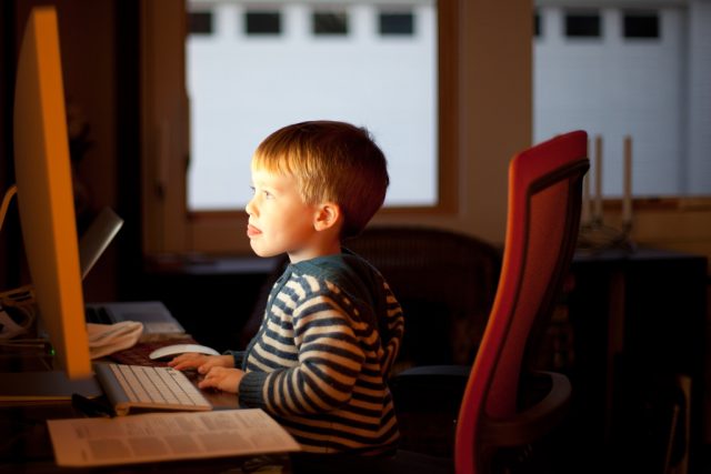 Dítě u počítače | foto: Lars Plougmann