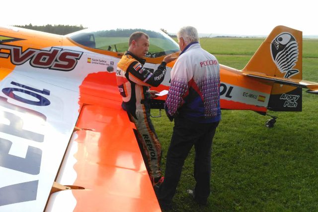 Španělský pilot Cástor Fantoba se svým ruským trenérem Nikolajem Nikiťukem | foto: Šárka Kuchtová,  Český rozhlas