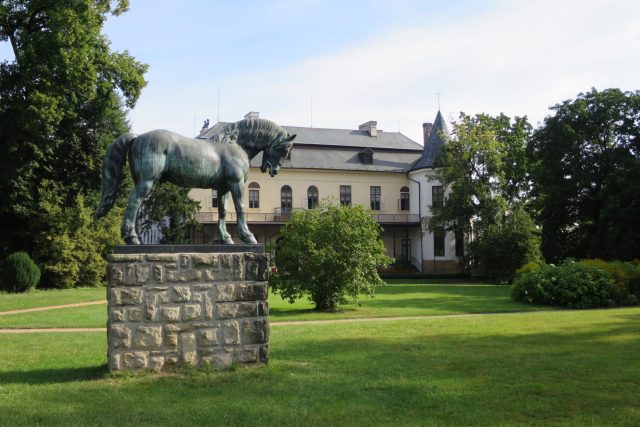 Socha starokladrubského koně v zámeckém parku ve Slatiňanech | foto: Tereza Brázdová,  Český rozhlas
