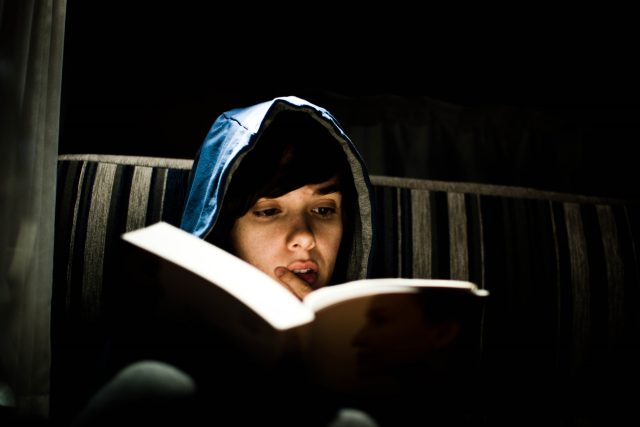 čtení - číst - kniha - knížka - s knihou - čtenář | foto: Filipe Varela,  CC BY-NC-SA 2.0