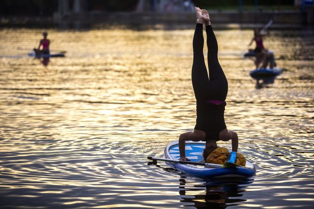 Veronika Haklová cvičí paddle board jógu | foto: Tomáš Kubelka