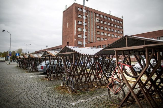 Obklady z budovy hotelu opadávají už léta | foto: Tomáš Kubelka