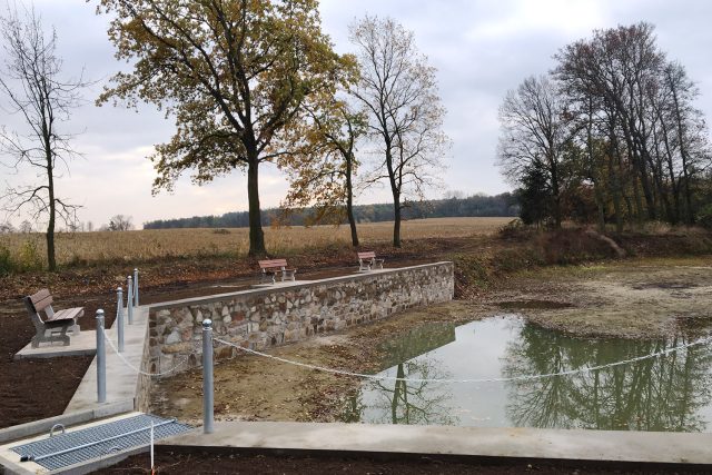 Nedaleko Zdechovic ve Spytovicích už opravili jeden menší chátrající rybník,  kterému místní říkají požární nádrž | foto: Ondřej Wolf,  Český rozhlas
