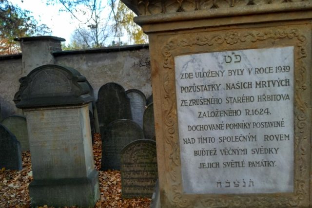 Ostatky z původního hřbitova na Židově jsou uloženy ve společném památníku na novém hřbitově | foto: Šárka Kuchtová,  Český rozhlas