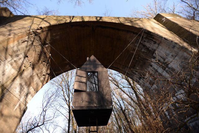 Létající dům má okna i kamna s komínem | foto: Honza Ptáček,  Český rozhlas