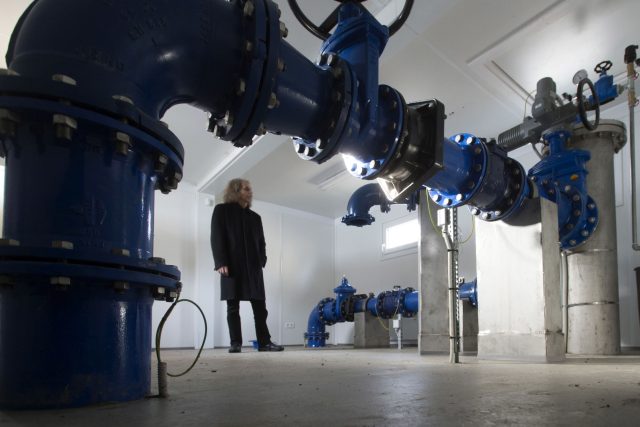 Místostarosta Vysokého Mýta Martin Krejza kontroluje tlak pitné vody z hlubinného vrtu | foto: Josef Vostárek,  ČTK