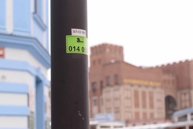 Štítky s číslem jsou přibližně ve dvoumetrové výšce a otočené do ulice | foto: Honza Ptáček,  Český rozhlas