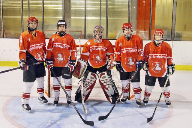 Pardubické hokejistky | foto: Miroslav Klusoň