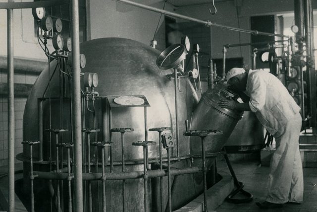 Nádoby na kondenzaci mléka jsou v provozu už od 40. let minulého století | foto:  archiv Mlékárny Hlinsko