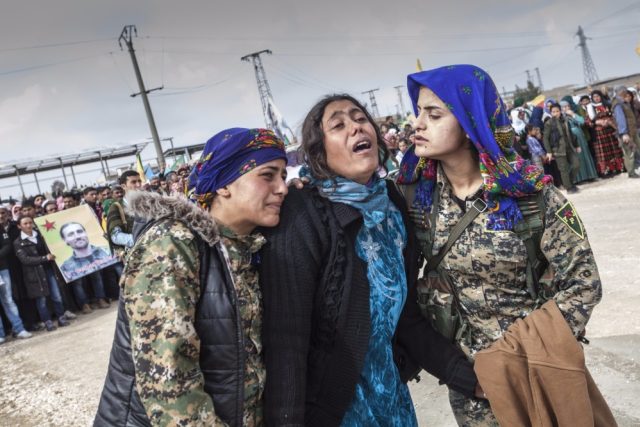 Pohřeb martyrů v Kobaní. Matka oplakává svou dceru,  která zahynula v bojích proti IS | foto: Lenka Klicperová,  Český rozhlas