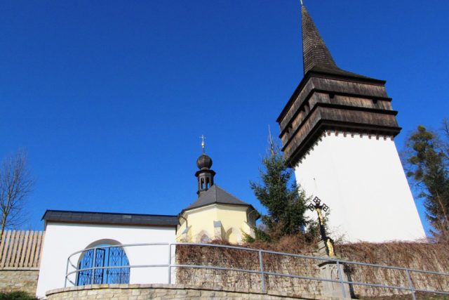 Zvonice ze 17. století patří k dominant obce a je unikátní i proto,  že není součástí kostela | foto: Zdeněk Bláha,  Český rozhlas