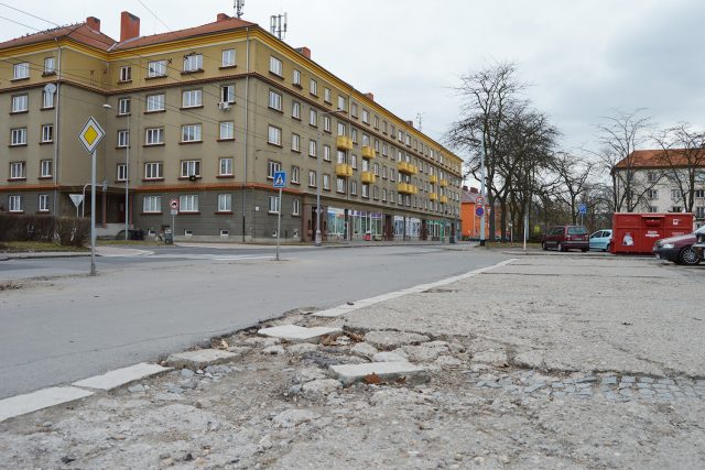 Náměstí Dukelských hrdinů v Pardubicích je v žalostném stavu | foto:  Úřad Městského obvodu Pardubice V.