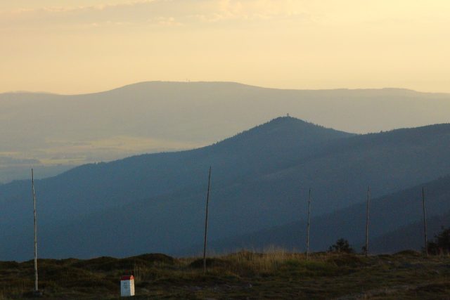 Pohled z vrcholu hory Králický Sněžník,  ostře špičatý je Klepáč s rozhlednou,  sedlovitá hora na pozadí je Suchý vrch | foto: Michal Kos
