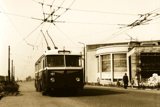 Linka 3 projíždí okolo zimního stadionu,  60. léta 20. století | foto:  archiv DPMP