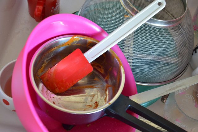 Když necháme na nádobí zaschnout jídlo,  mytí pak trvá mnohem déle | foto: Jolana Nováková,  Český rozhlas