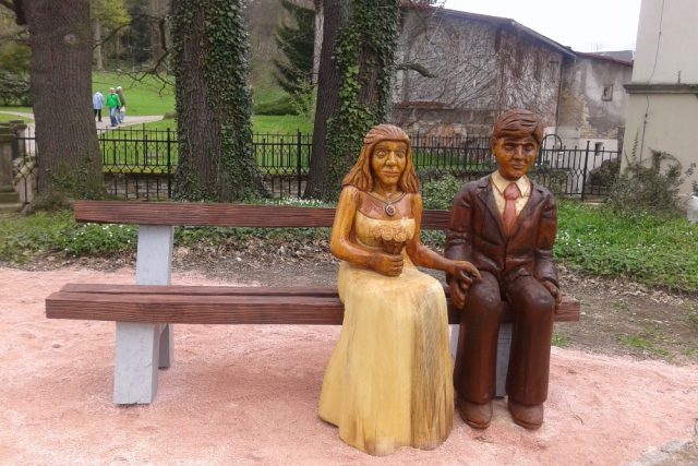 Dřevěné sochy na jedné z laviček symbolizují novomanžele | foto: Víta Balcarová,  Český rozhlas