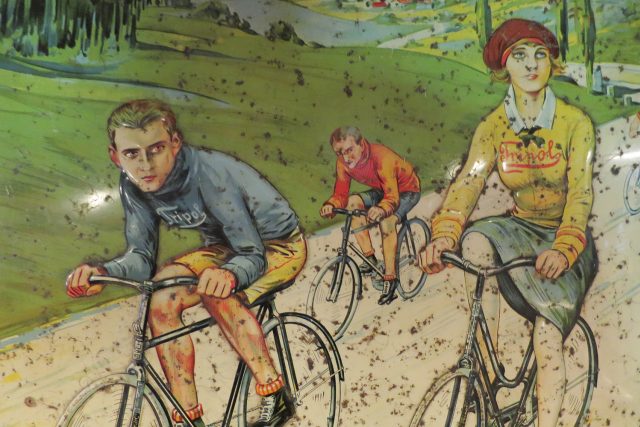 Expozici kol doplňuje velké množství historických reklam na bicykly | foto: Tereza Brázdová,  Český rozhlas
