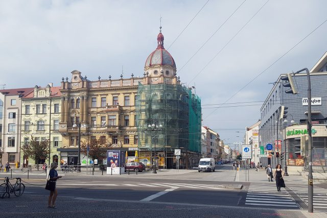 Palác Hybských na náměstí Republiky se schoval za lešení | foto: Naďa Kubínková,  Český rozhlas