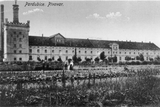 Původní podoba Pardubického pivovaru,  dodnes se dochoval komín nad hvozdem | foto: Archiv Pivovar Pardubice
