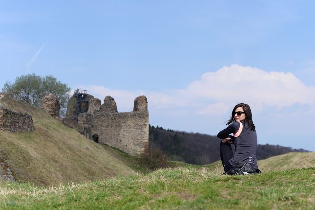 Na hradě Lichnice mají novou vyhlídkovou věž. Hezký výhled je ale i z okolních valů | foto: Honza Ptáček,  Český rozhlas