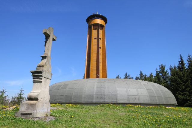 Rozhledna a kamenný kříž na vrcholu Křížové hory | foto: Tereza Brázdová,  Český rozhlas