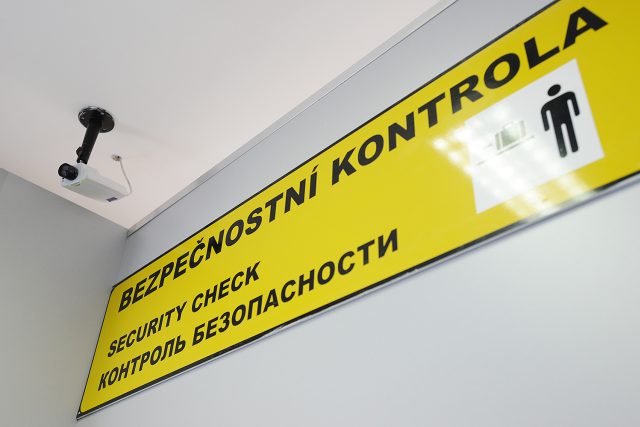 Stanoviště bezpečnostní kontroly na letišti v Pardubicích | foto: Honza Ptáček,  Český rozhlas