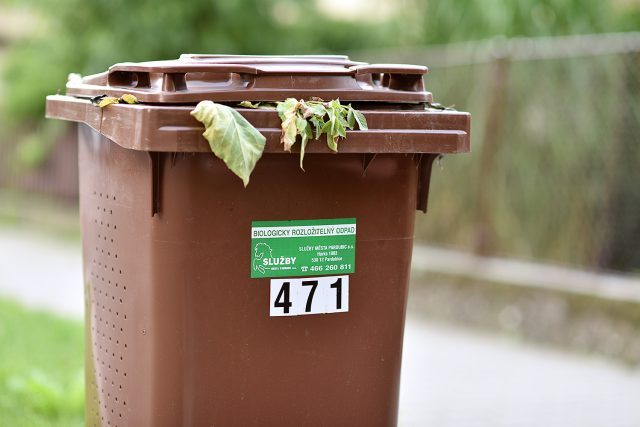 Bioodpad z hnědých popelnic zpracuje kompostárna v Dražkovicích | foto: Honza Ptáček,  Český rozhlas
