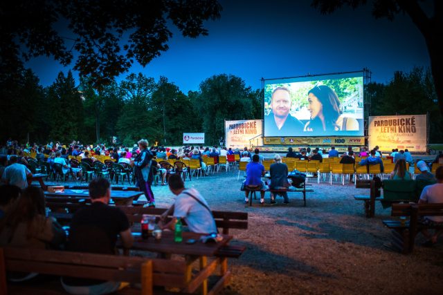 Když je hezky,  do letního kina každý večer přijde přibližně tisíc lidí | foto: Tomáš Kubelka,   letni-kino.cz