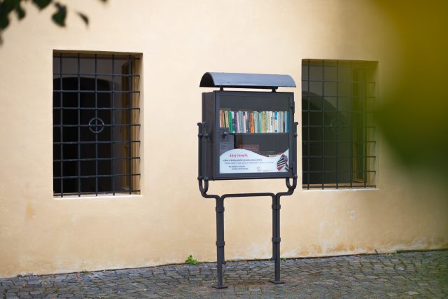 Knihobudka na pardubickém Příhrádku je kovaná a do historického prostředí zapadá | foto: Honza Ptáček,  Český rozhlas