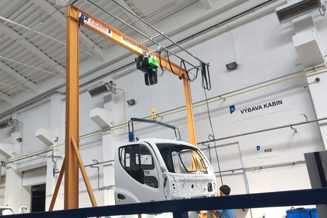 Firma AVIA opět začala vyrábět nákladní vozy. Výroba s přesunula do Přelouče | foto: Josef Kopecký,  Český rozhlas