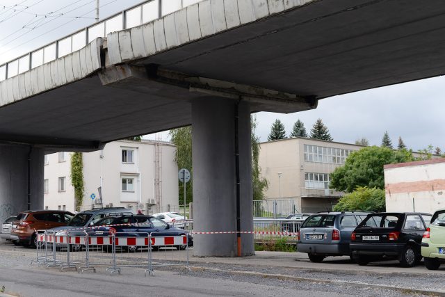 Poškození mostu v ulici Kyjevská | foto: Honza Ptáček,  Český rozhlas