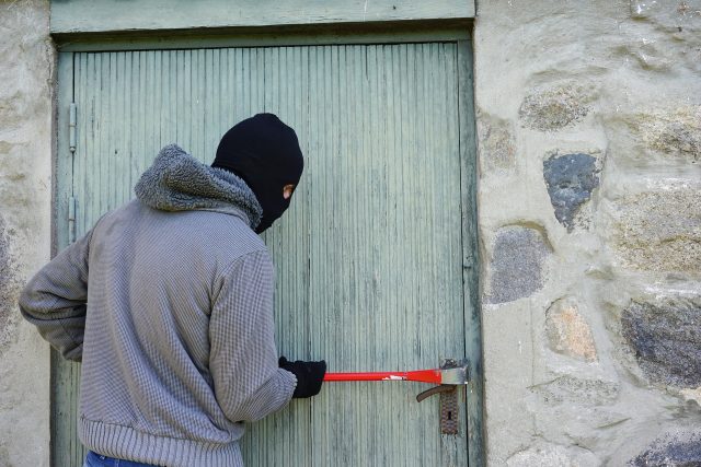 Zloděje často prozradí vypáčené dveře nebo okenice  (ilustrační foto) | foto: Fotobanka Pixabay