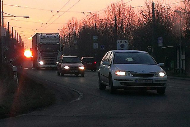 Křižovatka U Doubravic. Napojit se na hlavní silnici není jednoduché | foto: Honza Ptáček,  Český rozhlas