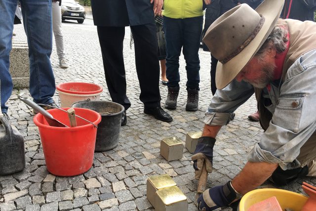Německý umělec Gunter Demnig zasazuje do dlažby v Chrudimi kameny zmizelých | foto: Josef Kopecký,  Český rozhlas