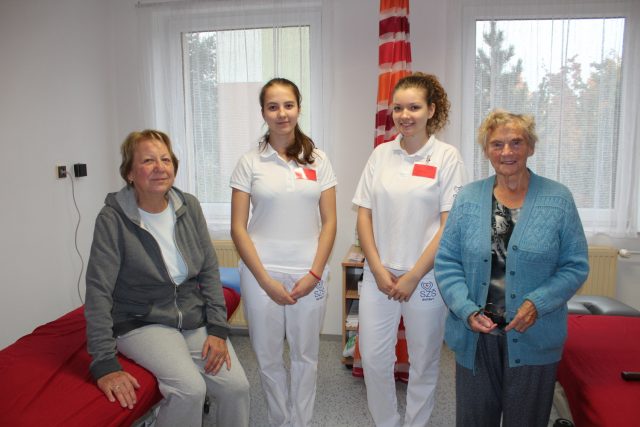 Studentky SZŠ Svitavy s prvními klientkami v nové masérně | foto:  Střední zdravotnická škola Svitavy