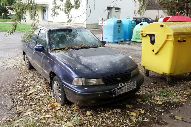 Jedno z aut stálo před ZŠ Dr. Peška v Chrudimi několik let | foto: Tereza Brázdová,  Český rozhlas