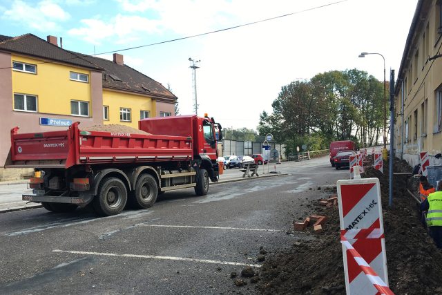 Zajištění opěrné zdi neohrozí termín dokončení výstavby nového terminálu. | foto: Ondřej Wolf,  Český rozhlas