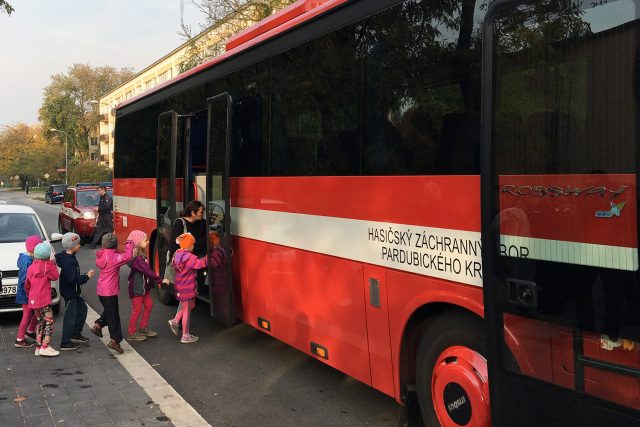 Cvičná evakuace dětí z mateřské školy v Pardubicích | foto: Ondřej Wolf,  Český rozhlas