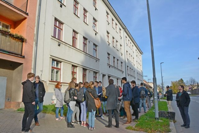 Studenti architektury na prohlídce domu v Husově ulici v Pardubicích | foto:  Statutární město Pardubice