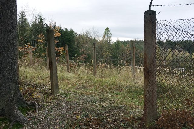 Dvojitý plot už na mnoha místech zcela chybí | foto: Josef Kopecký,  Český rozhlas