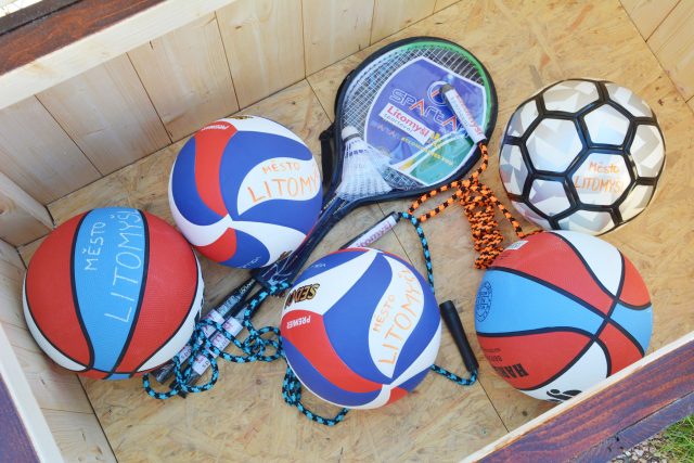 Sportbox v Litomyšli ukrývá balóny na basketbal,  volejbal,  švihadlo nebo pálky na badminton | foto: Michele Vojáček,  město Litomyšl