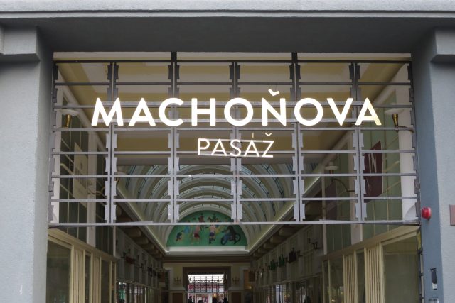 Pohled do Machoňovy pasáže ze zadní strany domu,  v pozadí luneta s malbou A. V. Hrsky | foto: Tereza Brázdová,  Český rozhlas