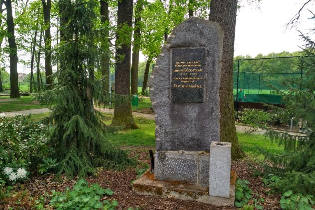 Jeden z pomníků je věnován přímo Jiřímu Potůčkovi | foto: Šárka Kuchtová,  Český rozhlas